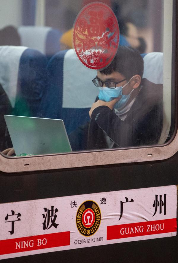 归途列车车厢里的温情