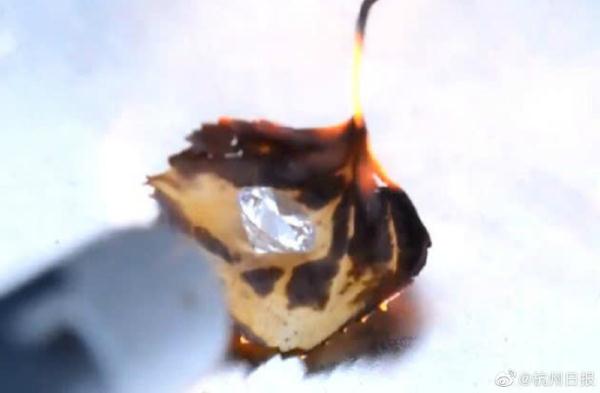 “职业操守”?小偷火烧验钻石,鉴定假货随手扔了 “职业操守”?小偷火烧验钻石,鉴定假货随手扔了