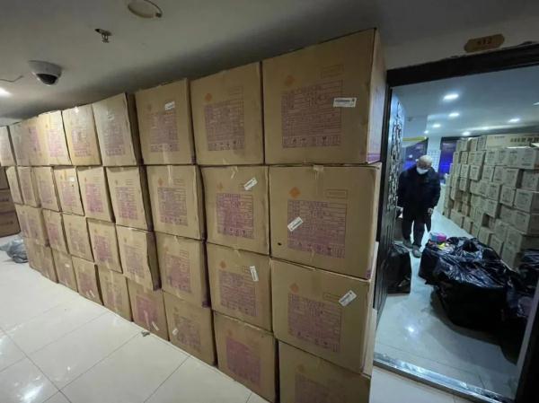 上海青浦警方查处两起非法销售烟花爆竹案