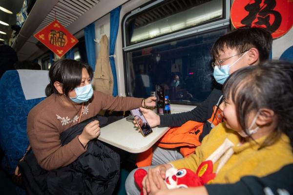 归途列车车厢里的温情