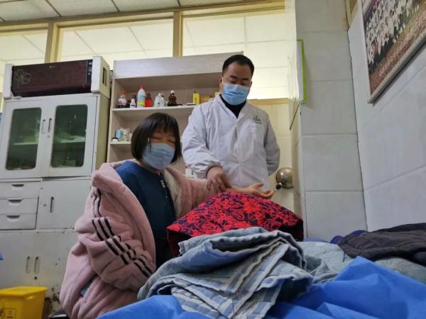 坚守乡村22年!他是村民家门口的“医靠” 坚守乡村22年!他是村民家门口的“医靠”