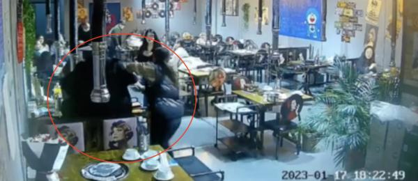 监控曝光！女子烧烤店内被男子持刀锁喉，接下来一幕太惊险……