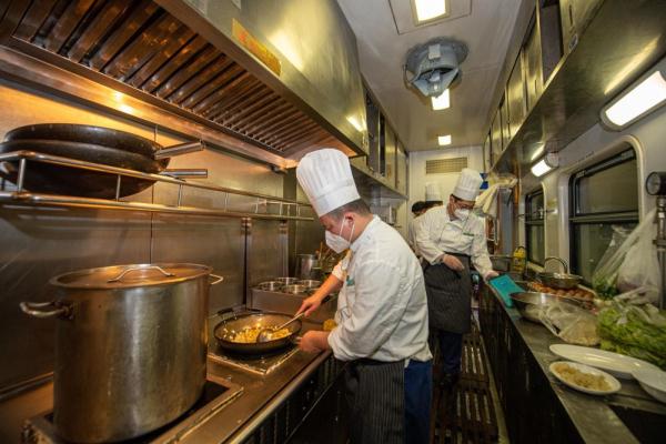 归途列车车厢里的温情