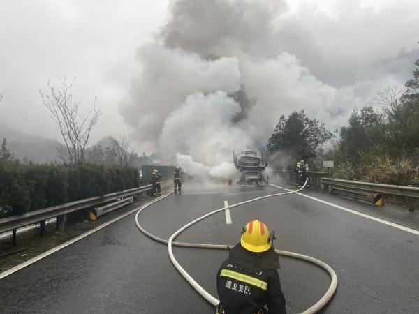 贵州一大货车起火,10辆特斯拉新车烧成空壳! 贵州一大货车起火,10辆特斯拉新车烧成空壳!