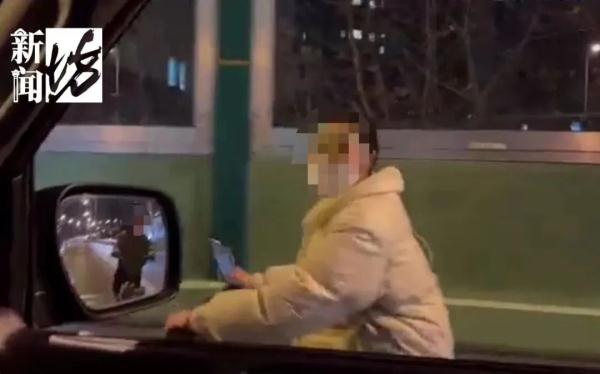 两女子不认路骑单车上南北高架 下一幕出人意料