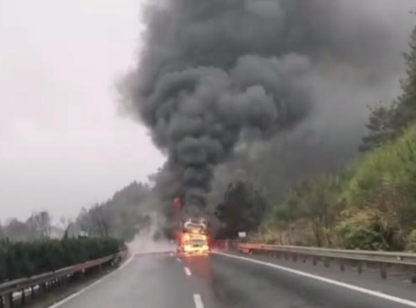 贵州一大货车起火,10辆特斯拉新车烧成空壳! 贵州一大货车起火,10辆特斯拉新车烧成空壳!