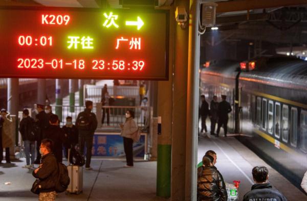 归途列车车厢里的温情