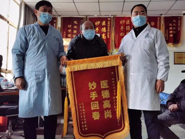 坚守乡村22年!他是村民家门口的“医靠” 坚守乡村22年!他是村民家门口的“医靠”