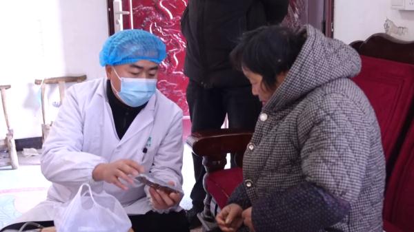 坚守乡村22年!他是村民家门口的“医靠” 坚守乡村22年!他是村民家门口的“医靠”