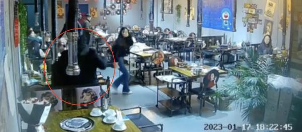 监控曝光！女子烧烤店内被男子持刀锁喉，接下来一幕太惊险……