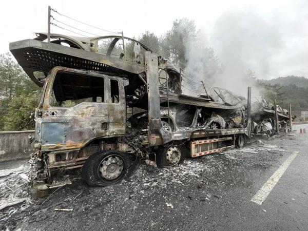 贵州一大货车起火,10辆特斯拉新车烧成空壳! 贵州一大货车起火,10辆特斯拉新车烧成空壳!