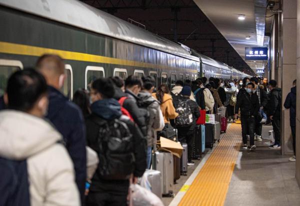 归途列车车厢里的温情