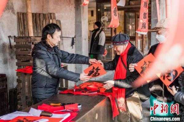 浙江乌镇推“水上年市” 在水乡感受年味 浙江乌镇推“水上年市” 在水乡感受年味