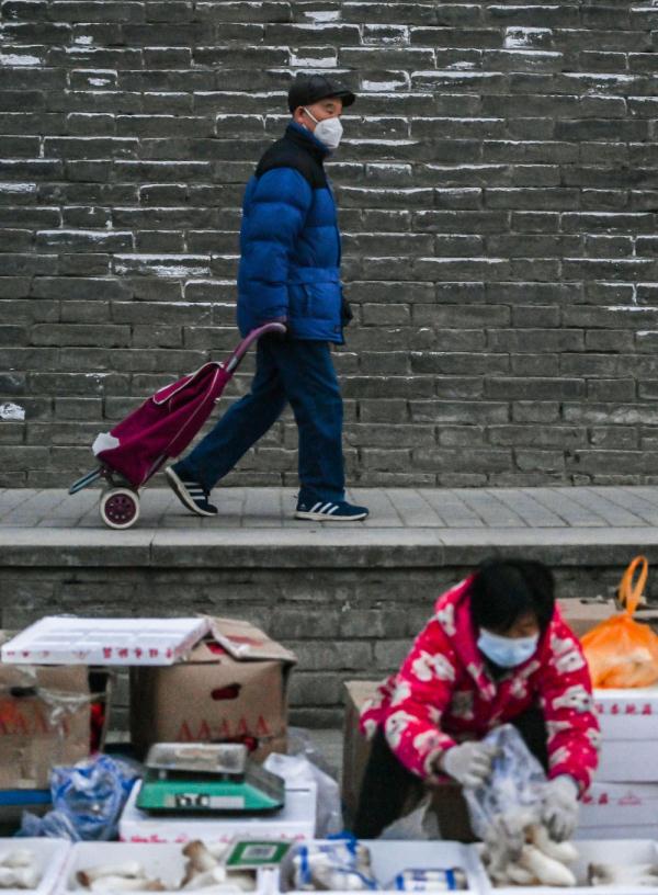 陕西西安：城墙下的早市