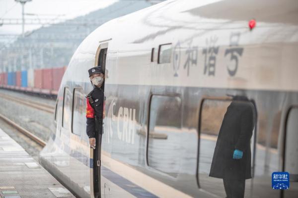 新华全媒+丨一路“芳华” 护归途 新华全媒+丨一路“芳华” 护归途