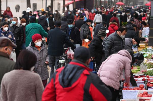 陕西西安：城墙下的早市