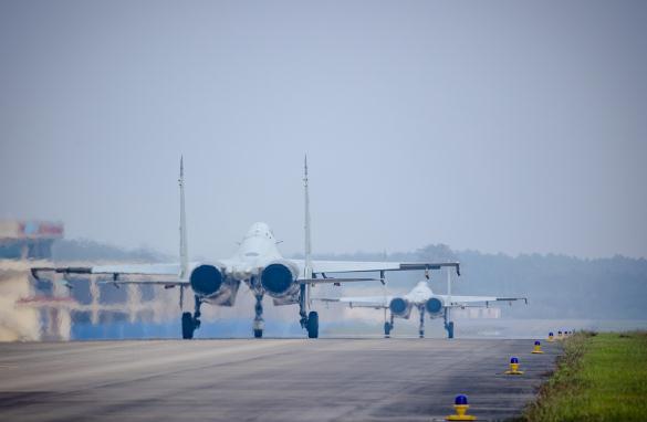南部战区海军航空兵某旅飞行训练掠影