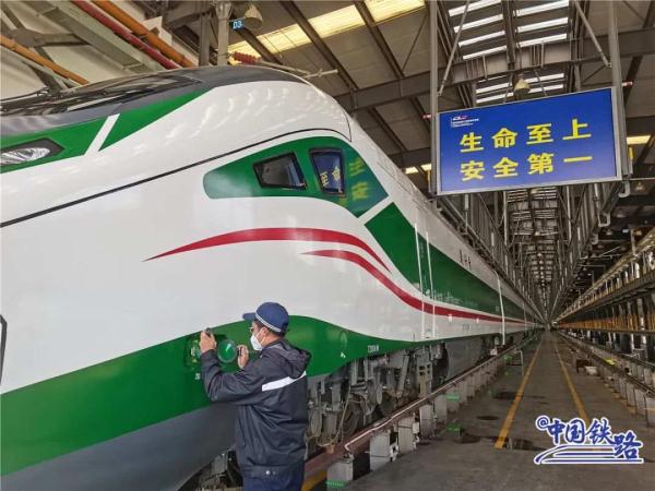 新型CR200J复兴号又上新,这次是“高原版” 新型CR200J复兴号又上新,这次是“高原版”