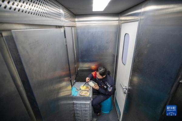 新华全媒+丨一路“芳华” 护归途 新华全媒+丨一路“芳华” 护归途