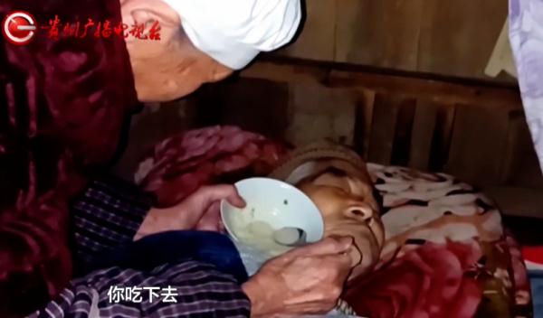 83岁奶奶给85岁爷爷喂饭，温馨一幕感动众人：这是爱情最暖的样子