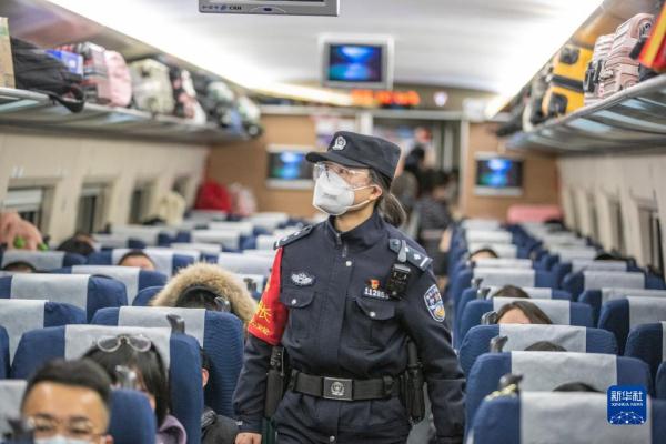 新华全媒+丨一路“芳华” 护归途 新华全媒+丨一路“芳华” 护归途