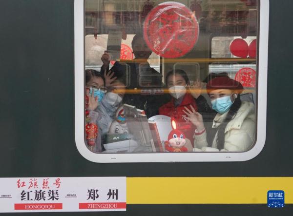 新华全媒+丨“红旗渠”号旅客列车首发林州