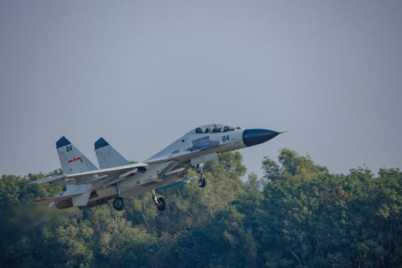 南部战区海军航空兵某旅飞行训练掠影