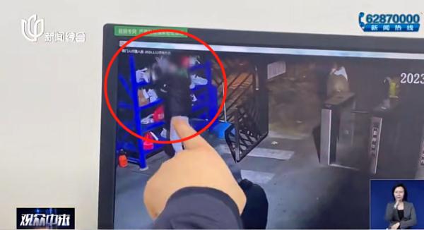 上海三甲医院门口,患者家属竟做出这种事!民警怒斥:你有没有良心啊? 上海三甲医院门口,患者家属竟做出这种事!民警怒斥:你有没有良心啊?