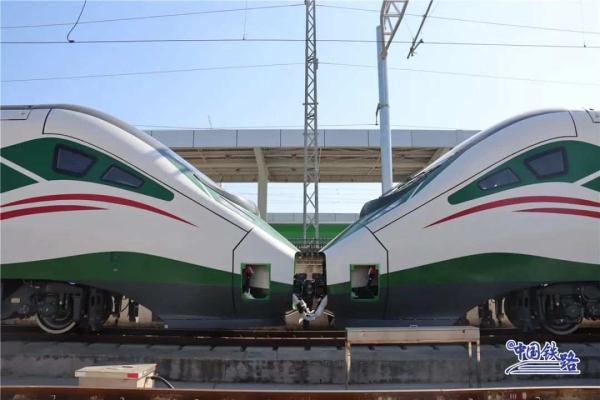 新型CR200J复兴号又上新,这次是“高原版” 新型CR200J复兴号又上新,这次是“高原版”