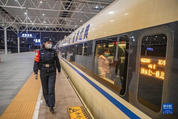 新华全媒+丨一路“芳华” 护归途 新华全媒+丨一路“芳华” 护归途