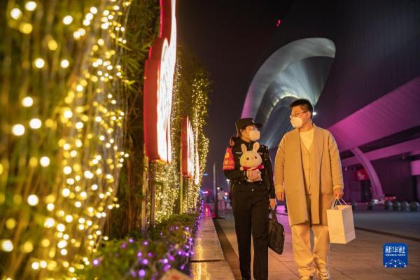 新华全媒+丨一路“芳华” 护归途 新华全媒+丨一路“芳华” 护归途