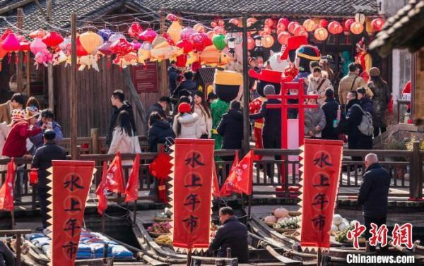 浙江乌镇推“水上年市” 在水乡感受年味 浙江乌镇推“水上年市” 在水乡感受年味