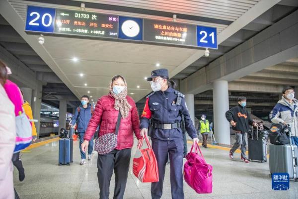 新华全媒+丨一路“芳华” 护归途 新华全媒+丨一路“芳华” 护归途