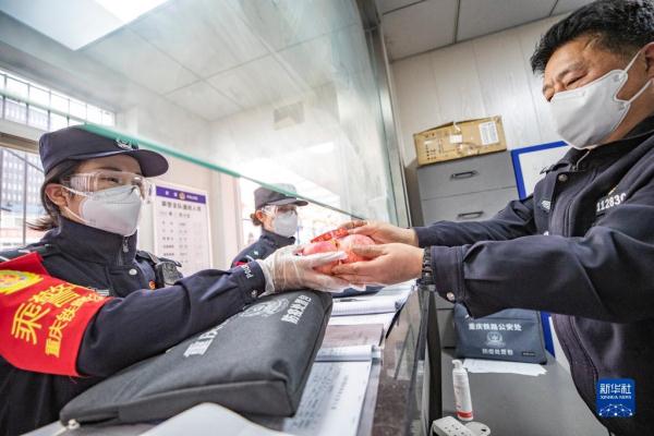 新华全媒+丨一路“芳华” 护归途 新华全媒+丨一路“芳华” 护归途