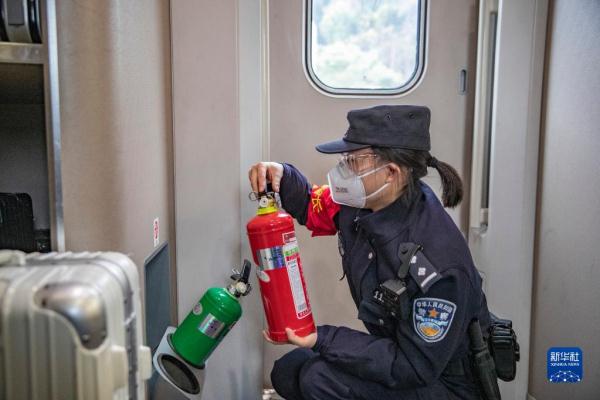 新华全媒+丨一路“芳华” 护归途 新华全媒+丨一路“芳华” 护归途