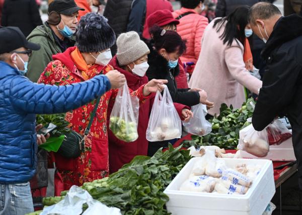 陕西西安：城墙下的早市