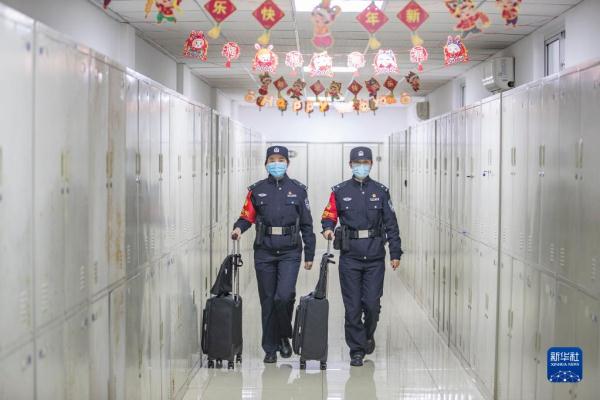 新华全媒+丨一路“芳华” 护归途 新华全媒+丨一路“芳华” 护归途