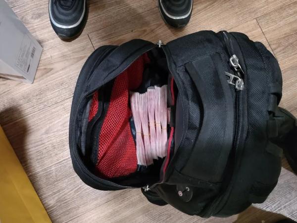 安检后，装有6万现金的双肩包不见了！结局意外…