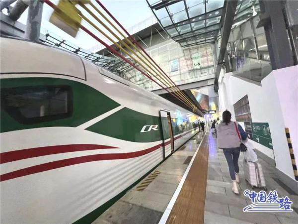 新型CR200J复兴号又上新,这次是“高原版” 新型CR200J复兴号又上新,这次是“高原版”