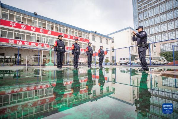 新华全媒+丨一路“芳华” 护归途 新华全媒+丨一路“芳华” 护归途