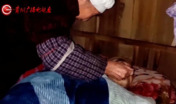 83岁奶奶给85岁爷爷喂饭，温馨一幕感动众人：这是爱情最暖的样子
