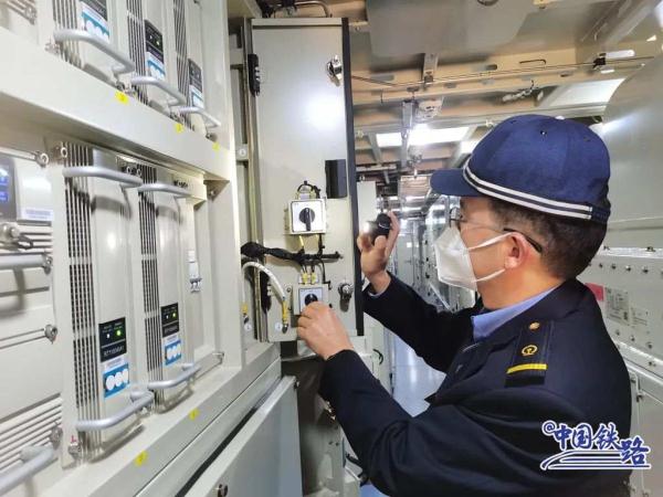 新型CR200J复兴号又上新,这次是“高原版” 新型CR200J复兴号又上新,这次是“高原版”