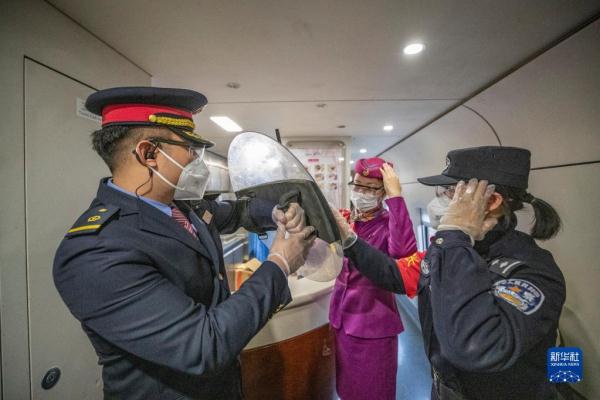 新华全媒+丨一路“芳华” 护归途 新华全媒+丨一路“芳华” 护归途