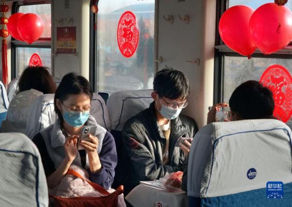 新华全媒+丨“红旗渠”号旅客列车首发林州