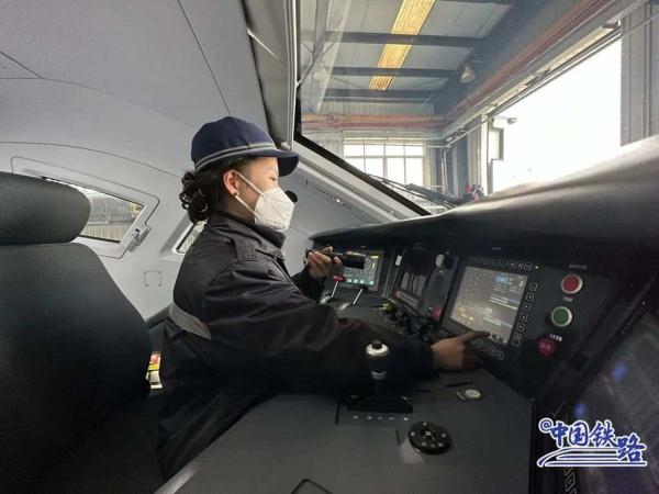 新型CR200J复兴号又上新,这次是“高原版” 新型CR200J复兴号又上新,这次是“高原版”