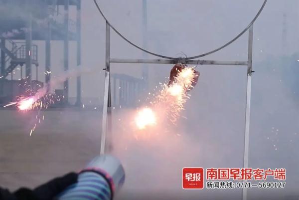 “加特林”烟花爆火?南宁消防亲测:威力很大! “加特林”烟花爆火?南宁消防亲测:威力很大!