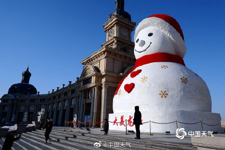 萌萌哒！哈尔滨巨型雪人迎新春