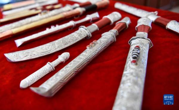 新春走基层丨藏刀技艺锻造富裕生活