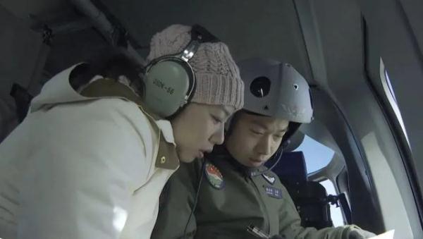 昆仑山下,“战鹰”与雪山绝美同框 昆仑山下,“战鹰”与雪山绝美同框