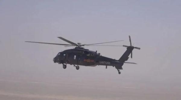 昆仑山下,“战鹰”与雪山绝美同框 昆仑山下,“战鹰”与雪山绝美同框